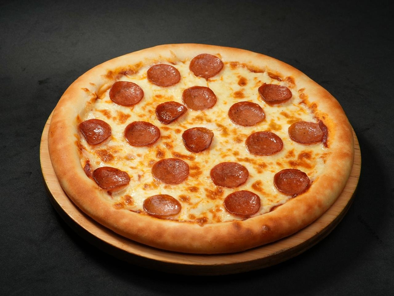 بيتزا بيبروني ( وسط )